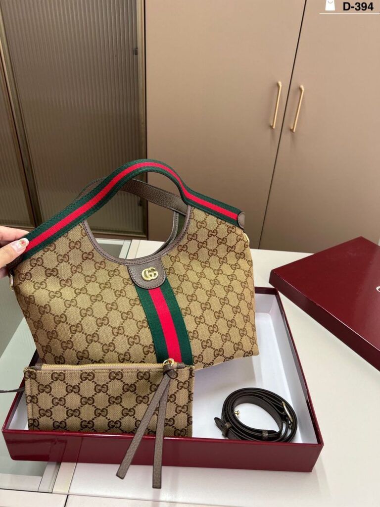 Gucci Women’s Signature Tote Bag – Luxury Everyday Carryall
